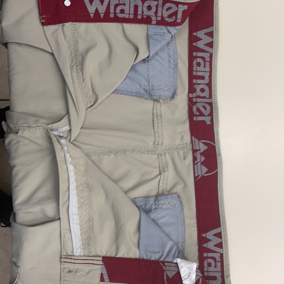 Wrangler Khaki Cargo Shorts - Picture 5 of 6